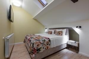 锡比乌Konak Sibiu的阁楼卧室配有床