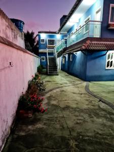 TamoiosNacif&Alcantara Suítes的通往一栋拥有蓝色墙壁的建筑的楼梯