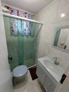 TamoiosNacif&Alcantara Suítes的浴室配有卫生间、淋浴和盥洗盆。