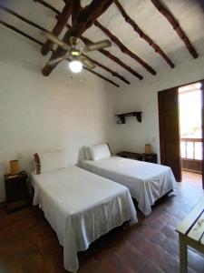 巴里查拉Casona CHARA的一间卧室设有两张床和天花板