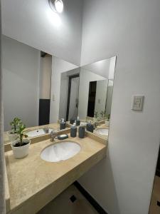 萨尔塔DOS SANTOS HOSTEL的一间带两个盥洗盆和大镜子的浴室