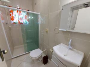 TamoiosNacif&Alcantara Suítes的带淋浴、卫生间和盥洗盆的浴室