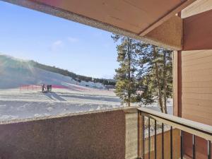 铜山SL299 Spruce Lodge 2Br 2Ba condo的从阳台上可欣赏到滑雪胜地的景色