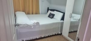 苏瓦Home Away Comfort stay的一间卧室配有带白色床单和枕头的床。