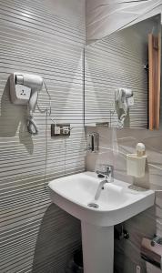 舍夫沙万Aparthotel Dar Nowara Chaouen的浴室设有白色水槽和镜子