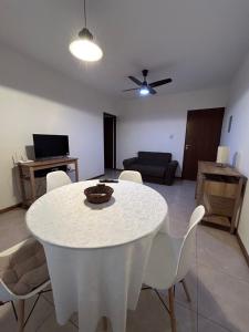 圣胡安Consorcio San Ignacio的客厅配有白色的桌子和椅子