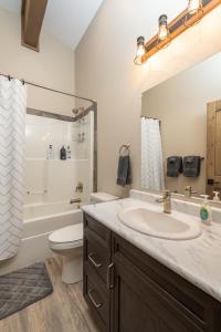 维勒蒙特Sunny Peaks的浴室配有盥洗盆、卫生间和浴缸。