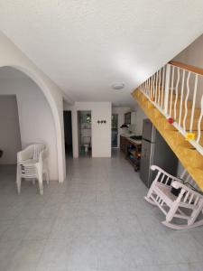 锡瓦塔塔内霍Casa Amarilla的一间带楼梯的客厅和一间厨房