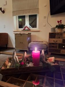 FockbekHaus Swanhild的客厅里的一张桌子上的蜡烛