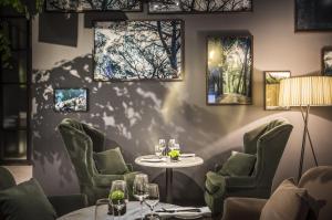罗维尼Adriatic Hotel by Maistra Collection的餐厅配有桌椅和壁画
