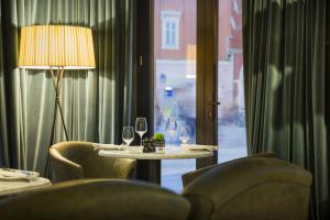 罗维尼Adriatic Hotel by Maistra Collection的客房设有桌椅和窗户。
