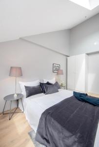 奥斯陆Apartment in Greenland, Oslo的白色卧室配有一张大床和一张桌子