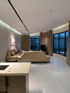 利雅德HAFAL Resort شاليهات هافال的大型客厅设有一张大床和一张沙发。