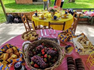 巴热Pousada do sobrado的一张桌子上放着一篮水果和面包