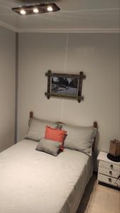 科洛尼亚-德尔萨克拉门托Apartamento RE real de San Carlos的卧室配有白色的床和2个枕头