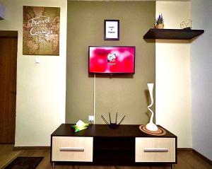 格奥尔盖尼ROOR Top Nest 3的客厅配有桌子和墙上的电视