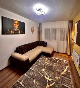 格奥尔盖尼ROOR Top Nest 3的带沙发和地毯的客厅