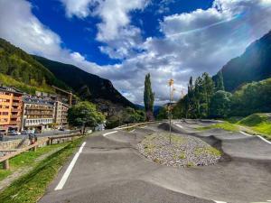 阿林萨尔TOP Vistas Arinsal 435 -Pie de Pistas y 1 plaza de Parking的云天下山中 ⁇ 的 ⁇ 