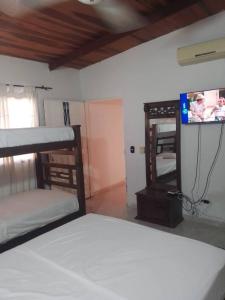 RodaderoVIVIENDA TURISTICA GAIRA的一间卧室配有双层床和一台平面电视。
