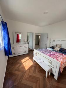 蓬塔卡纳AMARILIS的一间卧室配有一张大床和一个梳妆台