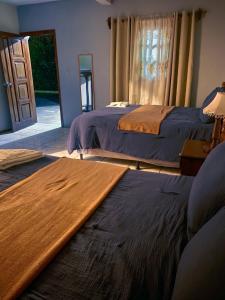 科万Hotel Xucaneb的一间卧室设有两张床,一扇门设有窗户