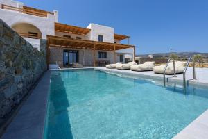 MármaraAegean Gem Villa with private pool in Paros的别墅前的游泳池