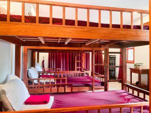 贡布竹制简易别墅度假村的一间带两张双层床的卧室和一间客厅