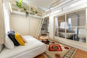 东京M'sHouse的小房间设有白色的沙发和浴室