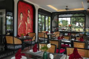 会安Serene Nature Hotel & Spa的餐厅配有桌椅和红色餐巾