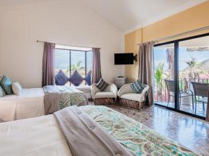 卡波圣卢卡斯Marina View Villas的酒店客房设有两张床和一个阳台。