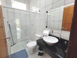伊利亚贝拉Apartamento em Ilha bela的一间带卫生间、水槽和镜子的浴室