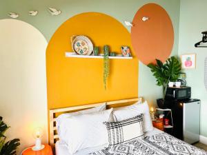 圣地亚哥Somerset Hotel的一间卧室配有一张带橙色床头板的床