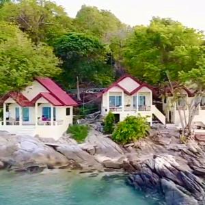 沙美岛日出海景度假村的水中岩石岛的两栋房屋