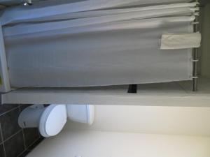 奥克兰奥克斯汽车旅馆的一间带卫生间和架子毛巾的浴室