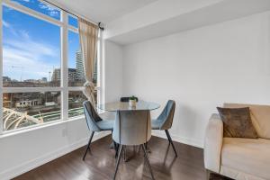 多伦多Cityplace Luxury suites的一间带桌椅和窗户的用餐室