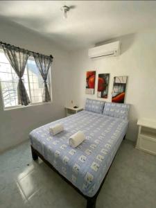 锡瓦塔塔内霍Casa de las Palmas的一间卧室配有一张带蓝色棉被的床