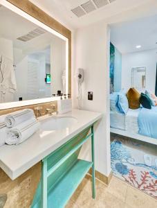 迈阿密海滩Park Place South of Fifth的一间带水槽和镜子的浴室
