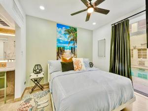 迈阿密海滩Park Place South of Fifth的一间卧室配有一张床和吊扇