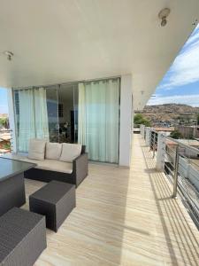 索里托斯Hotel Pinos del Mar的客厅配有沙发和阳台桌子