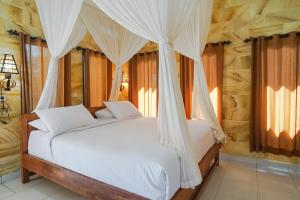 BalianMejan Home Stay的卧室配有白色窗帘的床