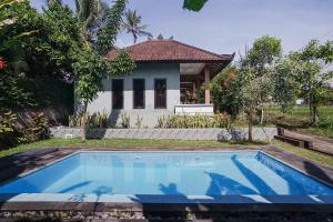 BalianMejan Home Stay的房屋前的游泳池