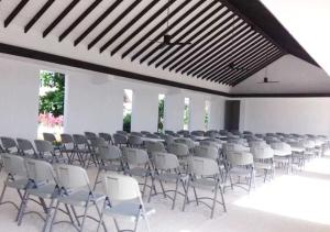 LonggaNaya Matahora Island Resort的大房间,里面摆放着一排椅子
