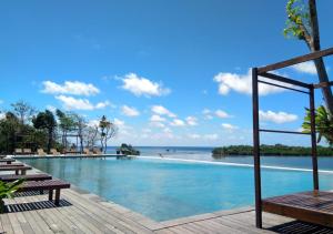 LonggaNaya Matahora Island Resort的海景游泳池