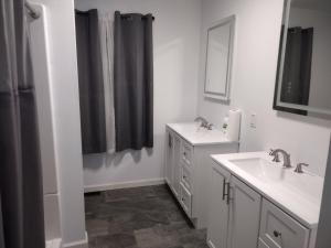 HaysiSpare Room Lodge at Flannagan Dam的白色的浴室设有两个盥洗盆和镜子