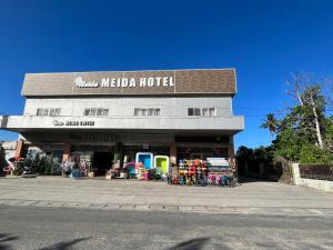 努库阿洛法Meida Hotel的一家拥有许多商品的美丽酒店