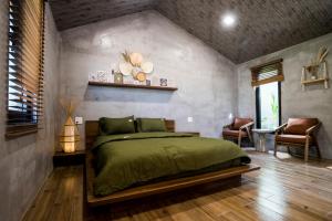潘切Eco House Villa的一间位于客房内的带绿床的卧室