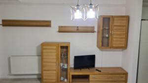 RoşuRelax studio 2的客房设有书桌、电视和橱柜。