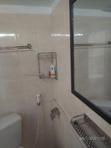 金边Rhythm Bollywood Guesthouse的一间带卫生间和镜子的浴室