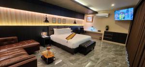 色军The Room Boutique Hotel的酒店客房,配有床和沙发