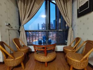 武汉武汉碧海飞鸿公寓 - 汉口核心同济武广协和豪华四人套房的客房设有桌椅和大窗户。
